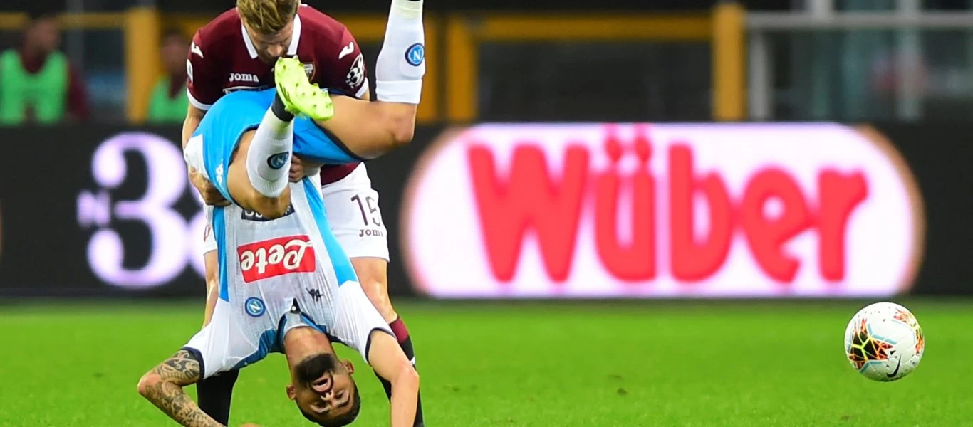 Σοβαρός τραυματισμός για ποδοσφαιριστή της Νάπολι - Υπέστη κάταγμα στο στέρνο - «Πάγωσαν» όλοι στο γήπεδο (βίντεο)